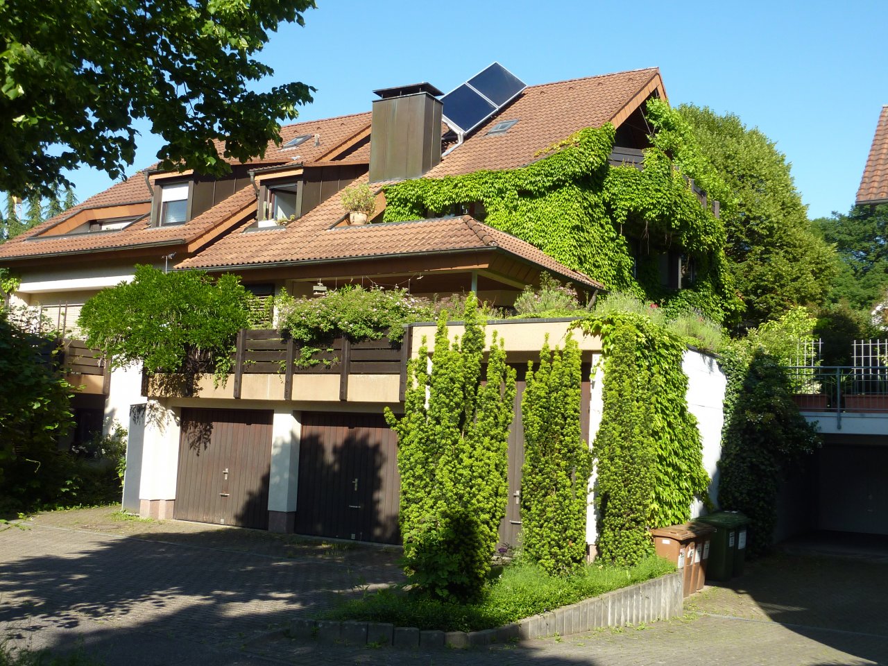 Freiburg-Zähringen: Großzügige Doppelhaushälfte mit ELW 