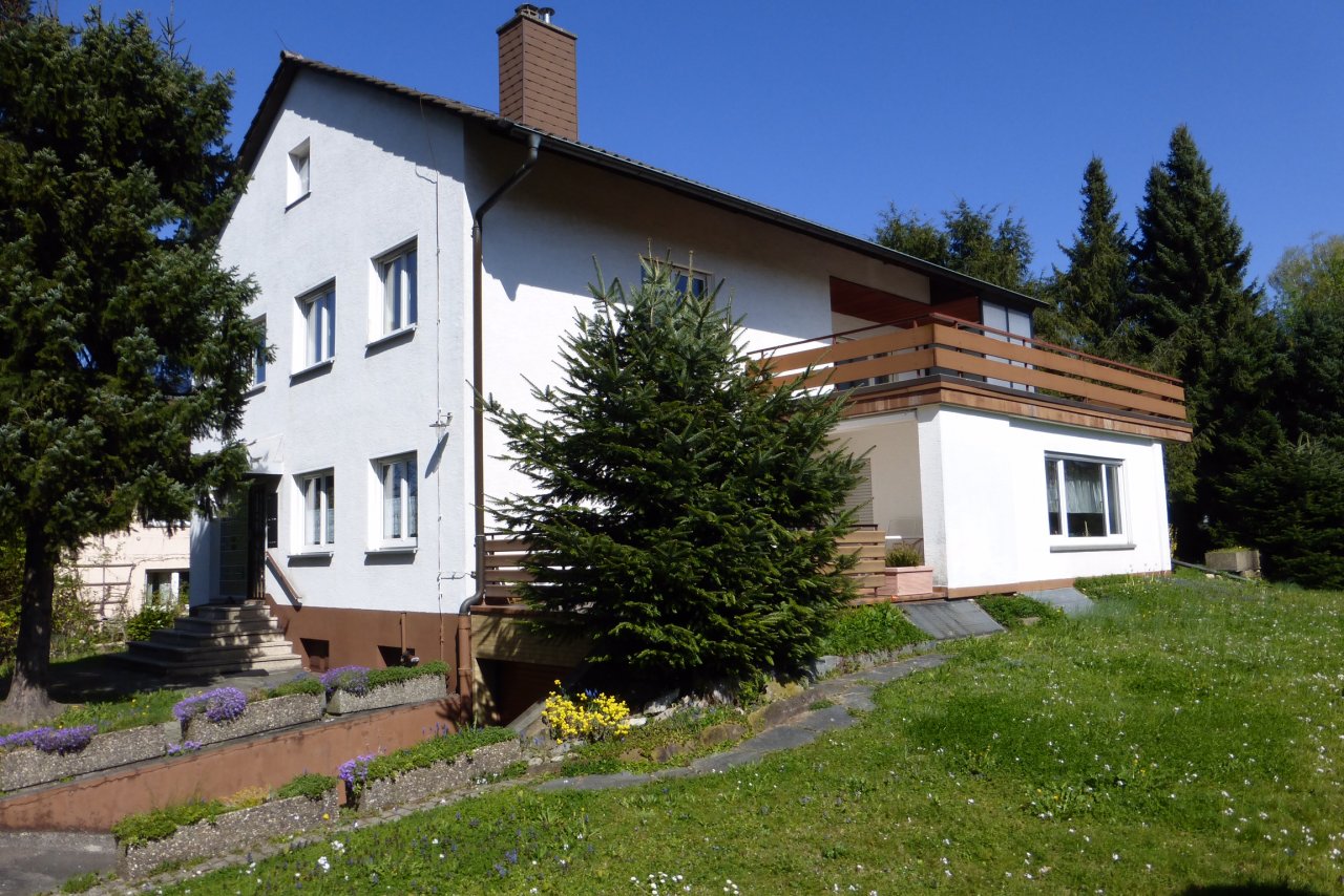 Gundelfingen: Freistehendes Zweifam.-Haus mit Potenzial 