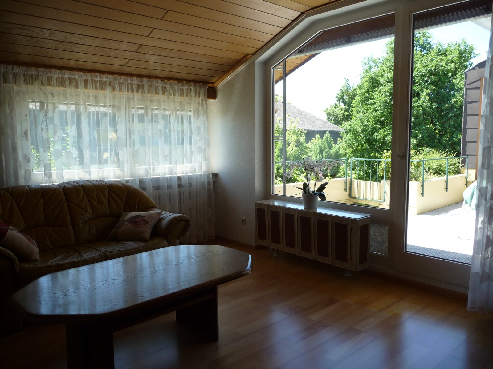 Wohnzimmer mit Balkonzugang Wohnzimmer mit Balkonzugang