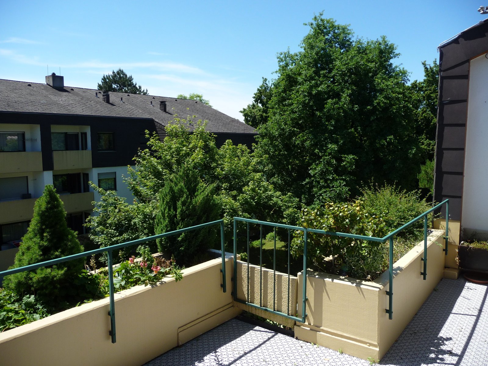 großzügiger Sonnenbalkon großzügiger Sonnenbalkon