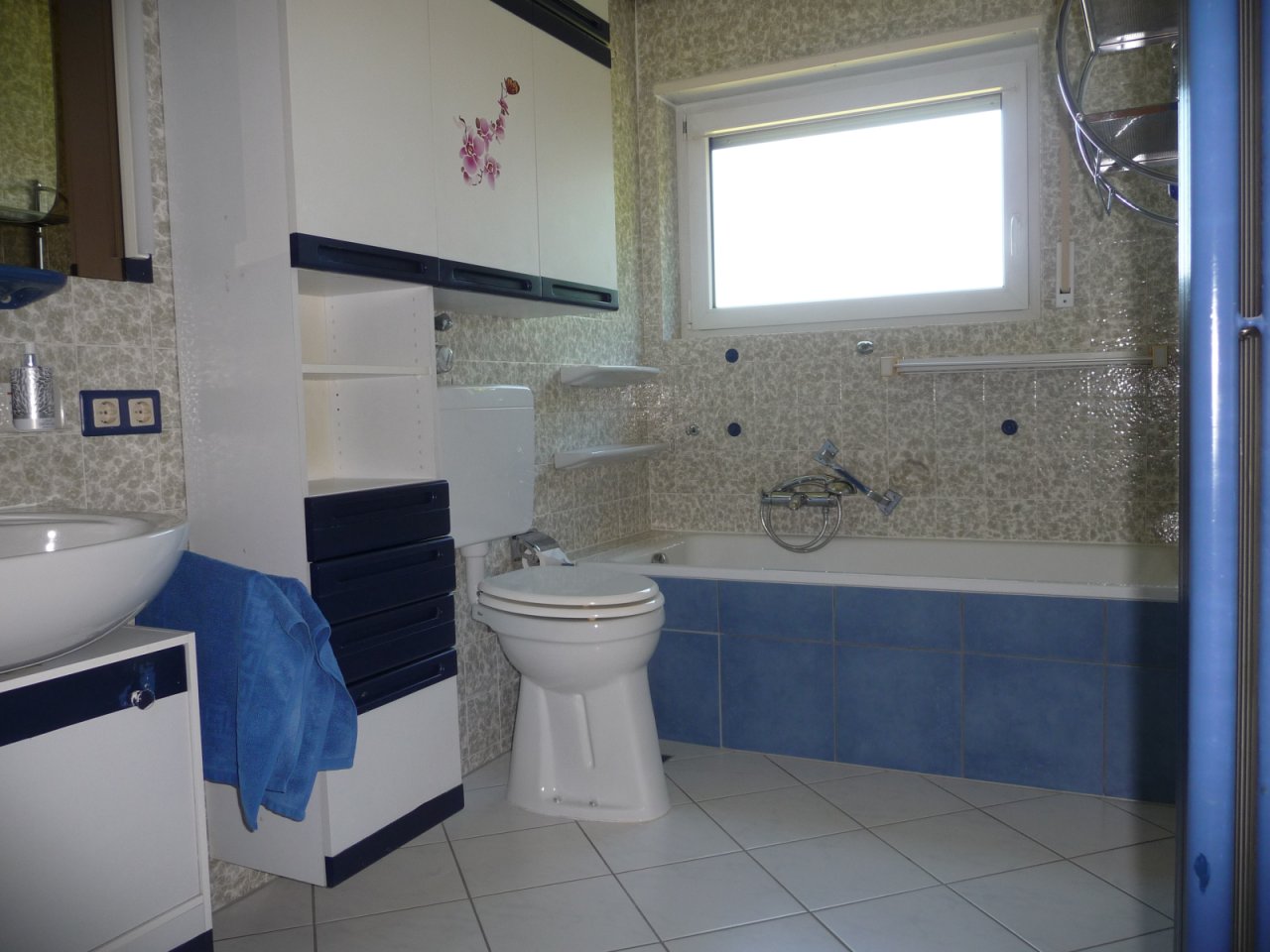 Tageslichtbad mit Wanne und Dusche Tageslichtbad mit Wanne und Dusche