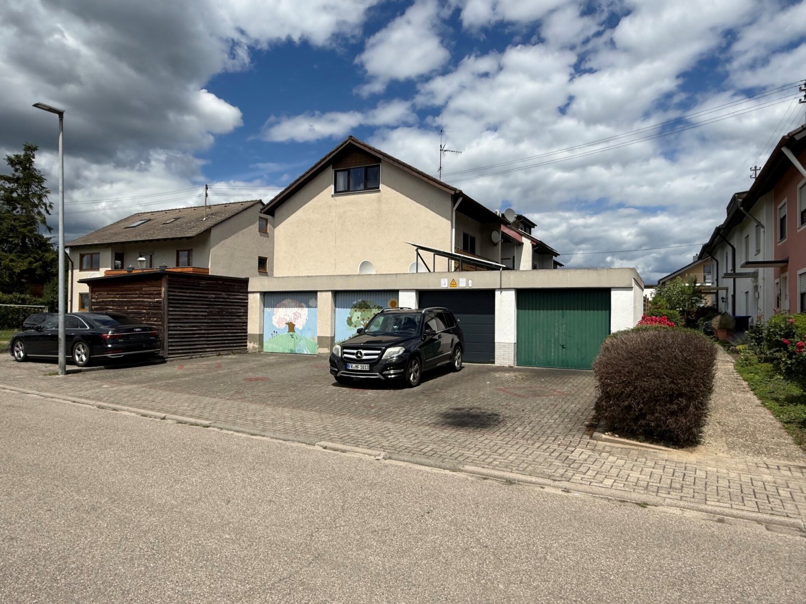 Stellplätze und Garage der Häuserzeile