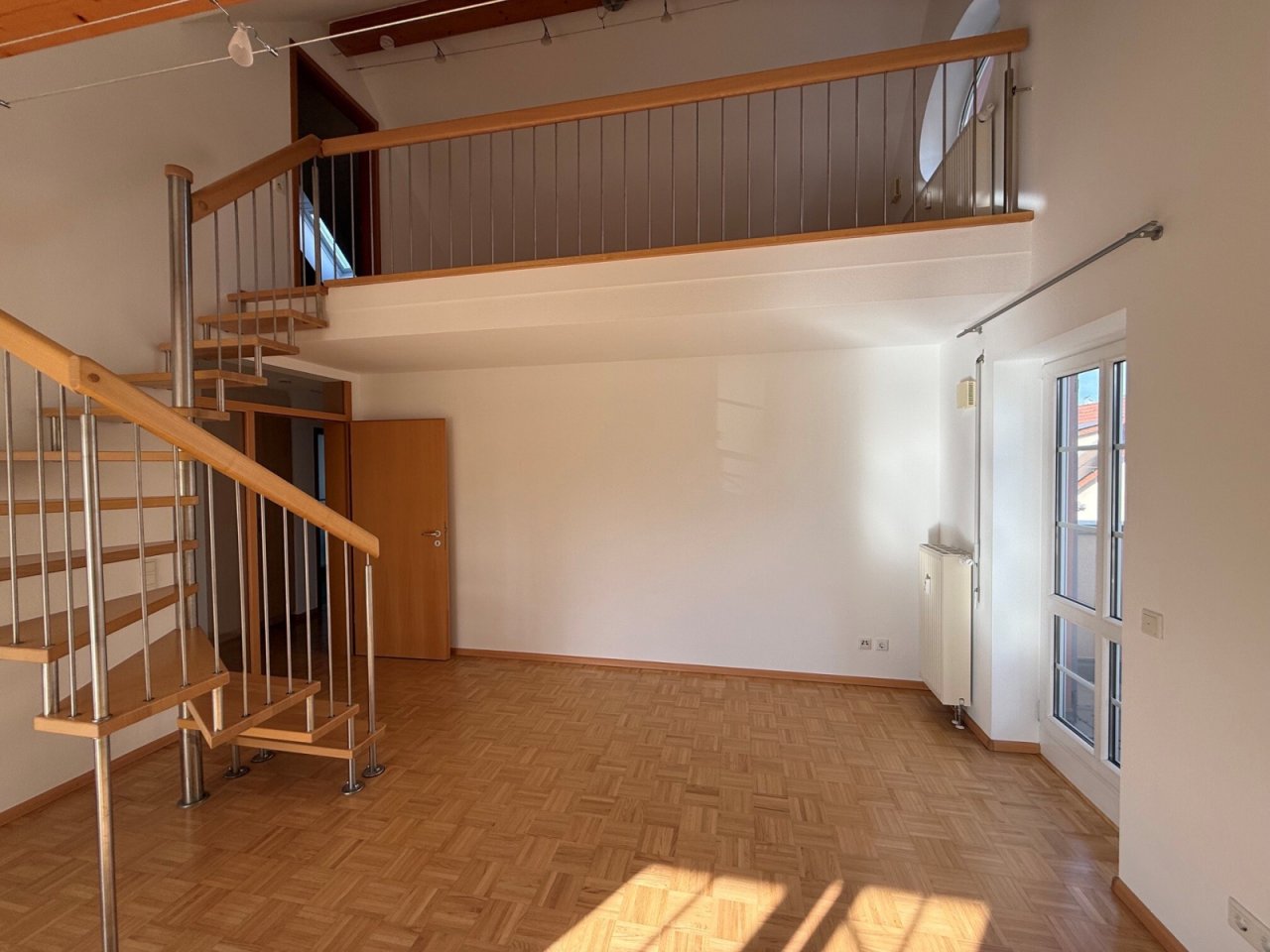 Wohnzimmer mit Treppe zur Galerie Wohnzimmer mit Treppe zur Galerie