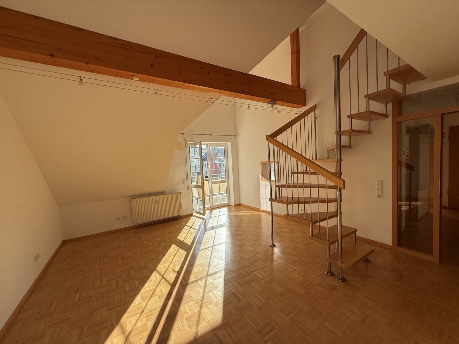 Wohnzimmer und Balkonzugang Wohnzimmer und Balkonzugang