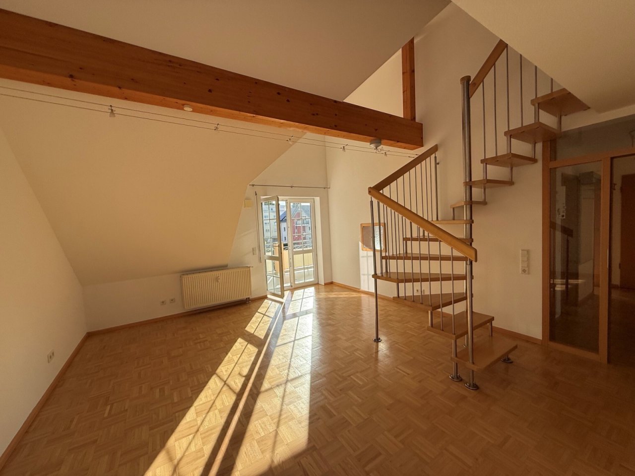 Wohnzimmer und Balkonzugang Wohnzimmer und Balkonzugang